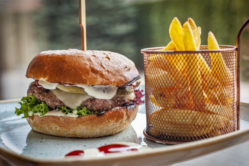 BURGER WOŁOWO-WIEPRZOWY W BUŁCE