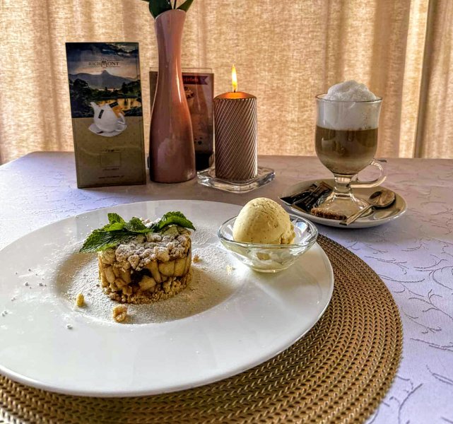 SZARLOTKA Z KRUSZONKĄ Z JABŁKAMI I LODAMI WANILIOWYMI