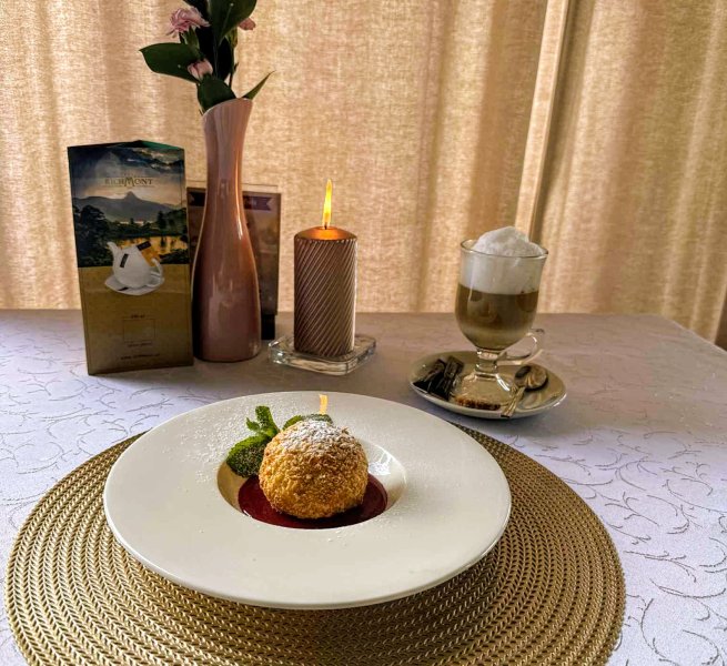 SMAŻONA KULA LODOWA Z SOSEM MALINOWYM