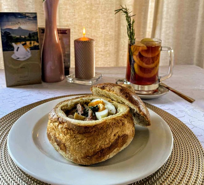 ŻUREK W CHLEBKU Z JAJKIEM