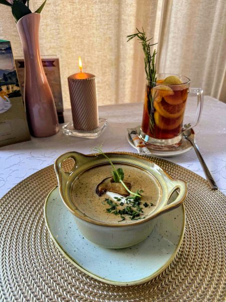 KREM GRZYBOWY Z KWAŚNĄ ŚMIETANĄ