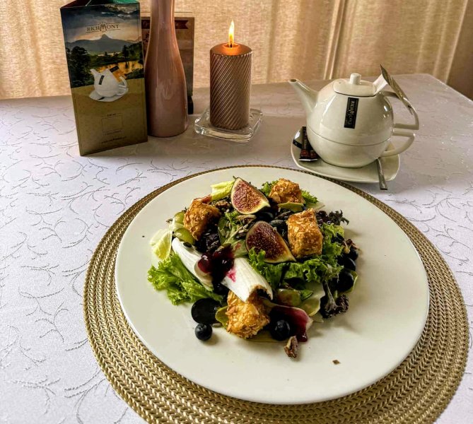 SAŁATA Z CAMEMBERTEM W PANIERCE MIGDAŁOWEJ