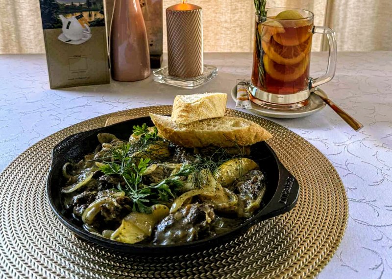 WĄTRÓBKA DROBIOWA DUSZONA W CYDRZE