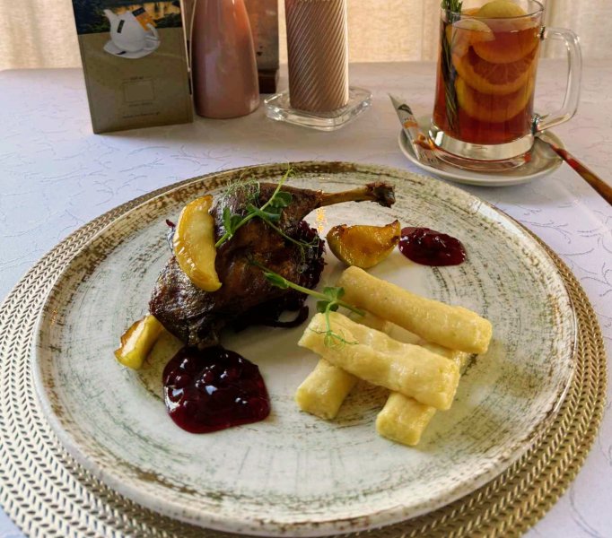 UDKO Z KACZKI CONFITOWANE Z JABŁKAMI