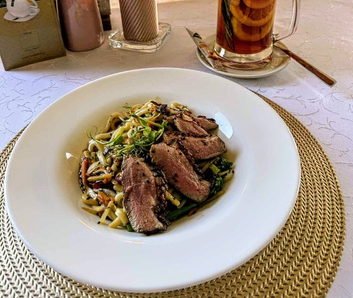 MAKARON UDON LUB RYŻOWY Z PIERSIĄ Z KACZKI